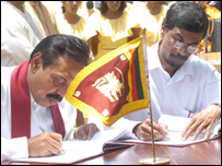 President Rajapaksa (l- then PM) sogning an electoral pact with JVP in 2005