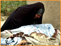 ایک عراقی عورت اپنے بیٹے کی لاش پر روتے ہوئے