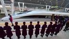 京广高铁G801次列车准备从北京西站发车（新华社图片26/12/2012）