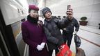 乘坐前往广州的G801次高铁的旅客和服务员合影（新华社图片26/12/2012）