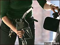 Araca benzin koyan sürücü