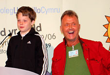 Rhys a Ken Hughes mewn cynhadledd i'r wasg