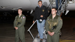 Panetta hạ cánh xuống sân bay quân sự Yokota ở ngoại ô Tokyo