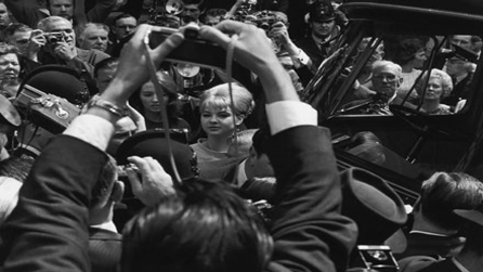 Mandy Rice-Davies wrth y llys