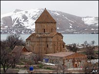 کلیسای آکدامار در دریاچه وان ترکیه