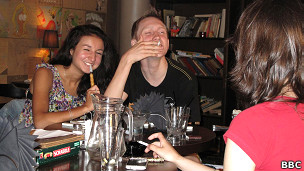 молодежь в московском кафе