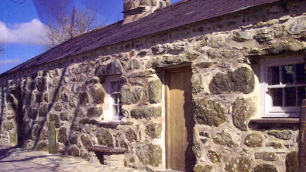 Cae'r Gors - rhan o glawr y llyfr