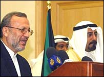 متکی و وزير خارجه کويت در کنفرانس مطبوعاتی در کويت