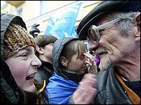 Ukrayna'da Yuşçenko ile Yanukoviç destekçileri tartışıyor