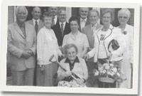 y criw fu'n cymryd rhan yn agoriad yr estyniad 