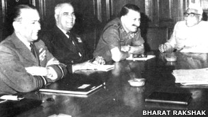 तीनों सेनाध्यक्षों के साथ जगजीवन राम