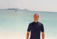 Ian yn paratoi i ddeifio scwba