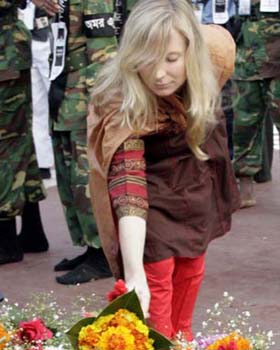 একুশের মিনারে বিদেশিনী