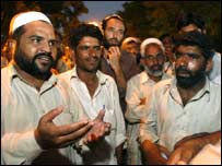 مشتعل عوام(فائل فوٹو)