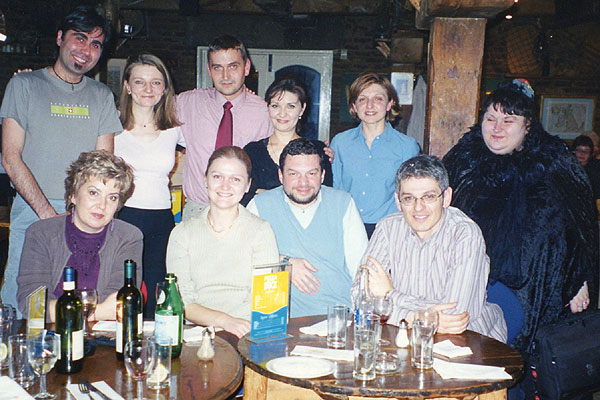 (од лево горе) соработниците Игор Војновски и Марија Миткова, потоа Благој Шаклевски, Билјана Георгиевска, Валентина Велевска и музичката соработничка Ани Шуманска, (седат) Жанета Скерлев, Маја Петрушевска, Златко Андреевски и Зоран Стевановски