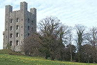 Un o dyrrau Castel Penrhyn