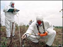 Toprakta inceleme yapan uzmanlar