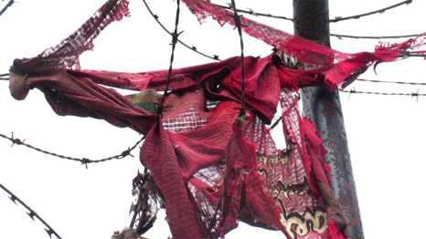 Bamako photo image, rags on razor wire