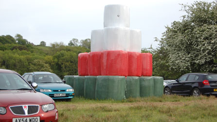 Byrnau gwyn, coch a gwyrdd