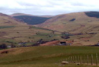 Pentref Bont-goch yn swatio yng nghesail y bryniau