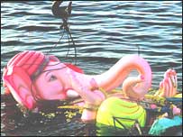 مورتیوں کو کرینوں کے ذریعے جھیل میں اتارا جاتا ہے