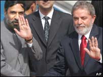 O presidente Luiz Inácio Lula da Silva é recebido pelo ministro indiano das Relações Exteriores, Anand Sharma, na base área de Palam, na Índia. Foto: Ricardo Stuckert/PR 