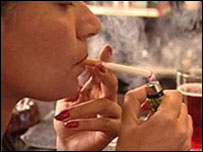 mulher fumando
