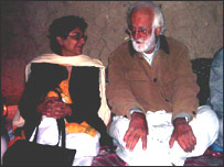 عاصمہ جہانگیر ڈیرہ بگٹی میں بچوں کے ساتھ