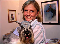 अनीता आल्ट अपने कुत्ते ब्रूटस के साथ