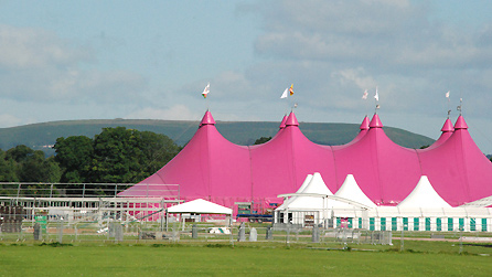 Awyr las ac erwau gleision