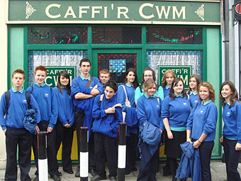 Criw Bro Morgannwg o flaen Caffi'r Cwm, Stryd Fawr Cwmderi ar set Pobol y Cwm