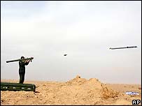 یک عضو سپاه پاسداران در حال پرتاب آزمایشی یک راکت