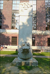 最早到哈佛的中国留学生留下的碑