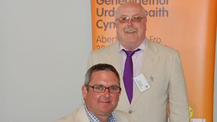 Cadeifrydd, yn eistedd, ac is-gadeirydd Eisteddfod Abertawe