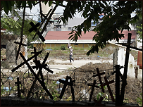 Thánh giá trên hàng rào khu đất tranh chấp