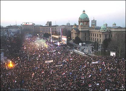 Protestë paqesore para godinës së parlamentit në beograd