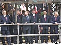 رهبران عضو از راست به چپ: کريمف از ازبکستان، باقی اف از قرقيزستان، پوتين از روسيه، نظربايف از قزاقستان، هو از چين و رحمانف از تاجيکستان