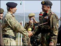 لائن آف کنٹرول پر پاکستان اور ہندوستان کے فوجی افسران