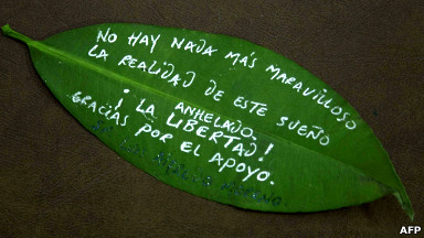 Mensaje escrito en una hoja por Luis Alfredo Moreno, uno de los recientes liberados de las Farc,al piloto del helicóptero que lo sacó de la selva.
