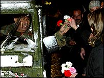 لبنان سے روانگی پر شامی فوجیوں کو لوگ پھول پیش کر رہے ہیں