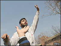 تظاهرات در مقابل باغ سفارت بريتانيا در قلهک