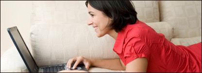 Një vajzë duke eskploruar internetin