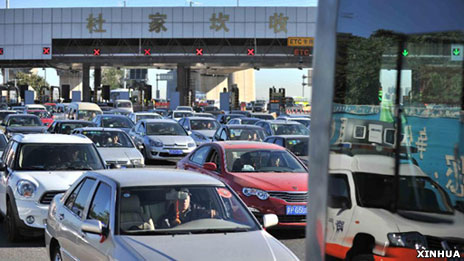 中國京港澳高速公路北京杜家坎收費站出城車輛排起長龍（新華社圖片30/9/2012）