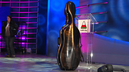 Ces soddgrwth ar lwyfan