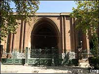 موزه ملی که دارای دو گنجينه است در سال ۱۳۱۶ خورشيدی با نام موزه ايران باستان آغاز به کار کرد