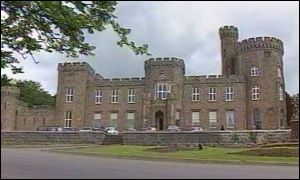 meistri haearn, fel William Crawshay a adeiladodd Castell Cyfarthfa, yw’r cyflogwyr