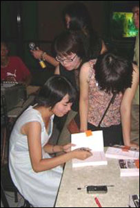 Hà Kin ký tặng sách 'Chuyện tình ở Newyork'