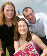 Menna Dafydd, Ciliau Aeron, Ceredigion yn fuddigol dros 16oed i gyfeiliant gyda brawd a chwaer, Esyllt Tudur Llanrwst yn drydydd a Deiniol Tudur, Caernarfon, yn ail.