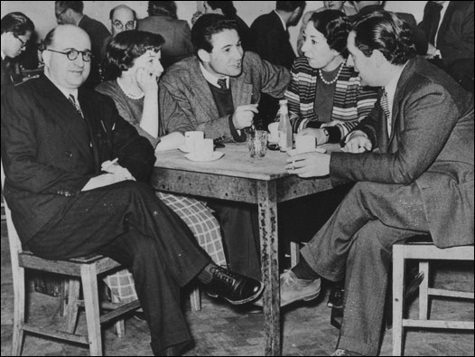 BBC Türkçe çalışanları, yemekhanede sohbet ediyor. Soldan sağa: M.Refik Refiğ, Fatma Mansur, Sabih Aykoler, Mübeccel Argun ve Feyyaz Fergar. 1951 © BBC