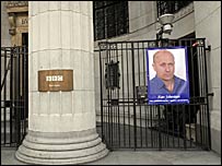 بش ہاؤس کے دروازے پرایلن جانسٹن کی تصویر